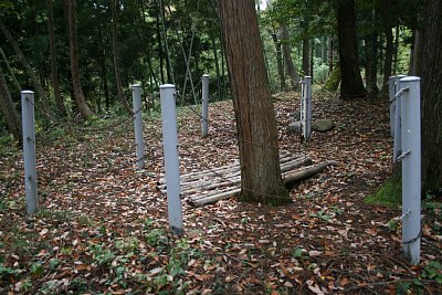 上見城井戸跡　土塁と空堀があります