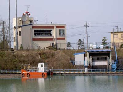 管理棟と取水口と和田川丸