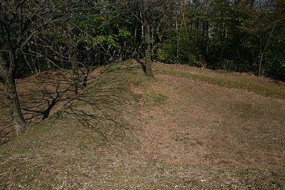 本丸を仕切る土塁