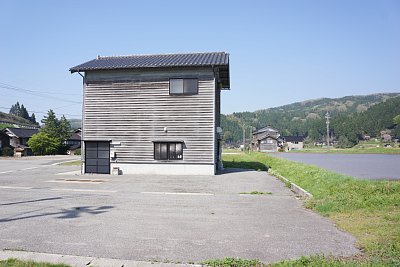 ホームがあった場所に建物があります