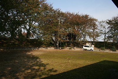 土塁に囲まれた郭跡