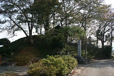 若栗城北側の土塁の上には八幡社社殿があります