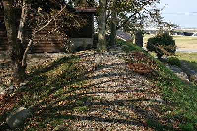 若栗城北側の土塁