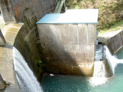 ダム直下に若土発電所