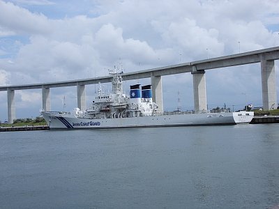 巡視船「やひこ」と新湊大橋