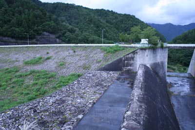 上流側から堤体を見る