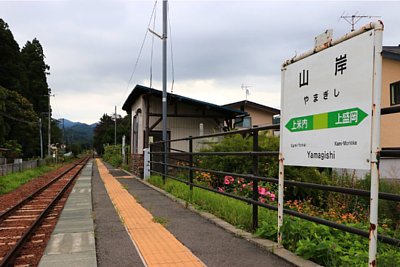 ホームは狭い