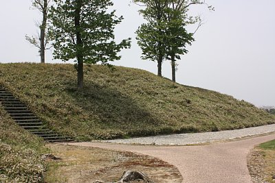 中央部への階段と周濠