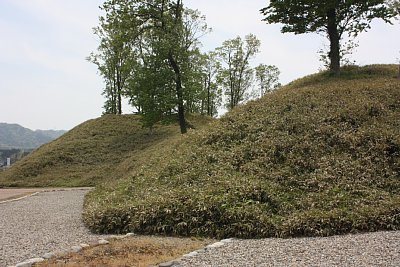 周濠の切れ目が陸橋です