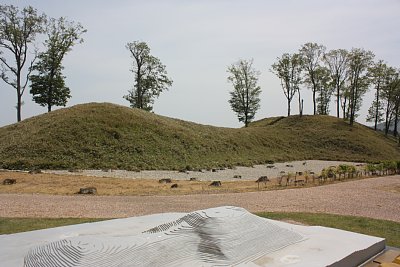 古墳と模型の対比