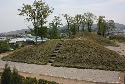 古墳館から見た古墳全景