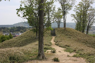 前方から見た古墳後方部