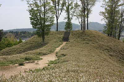 前方から見た古墳後方部