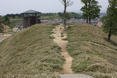 後方部から見た古墳前方部