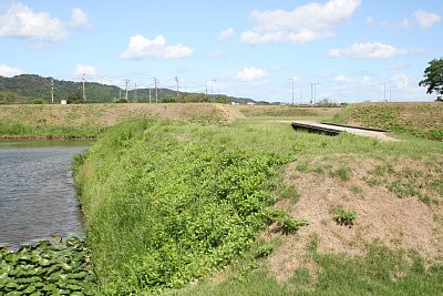 二の丸の周囲を巡る土塁