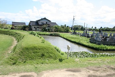 二の丸の土塁と外堀