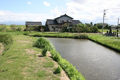 二の丸を巡る土塁と外堀