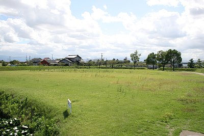 二の丸は織豊系城郭の性格を持つ広い郭です