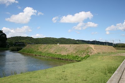 本丸土塁は巨大なものです