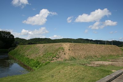 本丸土塁は幅がすごく広いのです