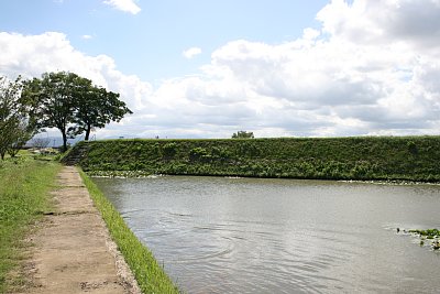 本丸北側の外堀と土塁