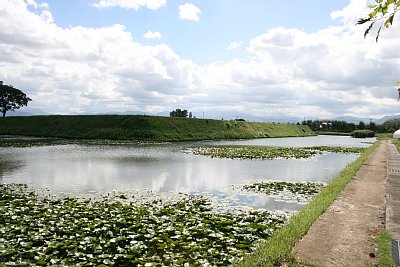 本丸北西側の外堀は幅が広い