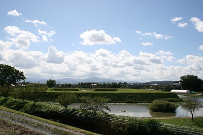 道路から本丸を見る