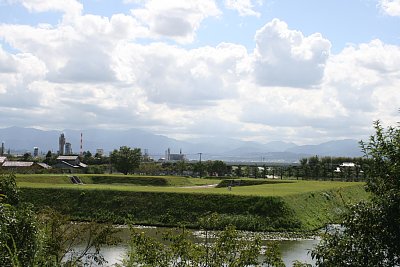 歩道側から本丸を見る