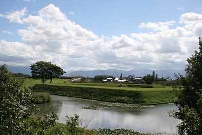 歩道側から見た本丸と外堀