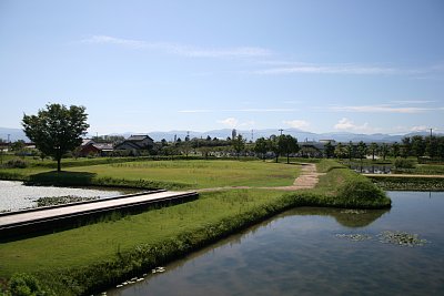 本丸土塁から見た二の丸と木橋と内堀