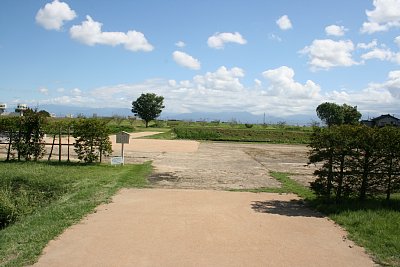 城外から右郭への土橋