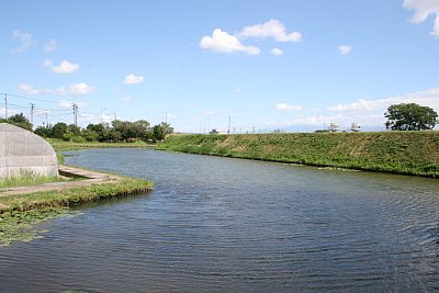 右郭北側から見た本丸と外堀