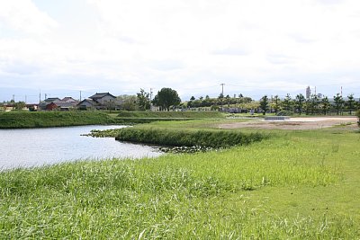 右郭には土塁がないのに二の丸には土塁がある