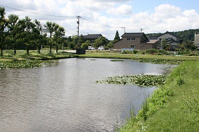 二の丸と右郭の間の内堀はかなりの幅です