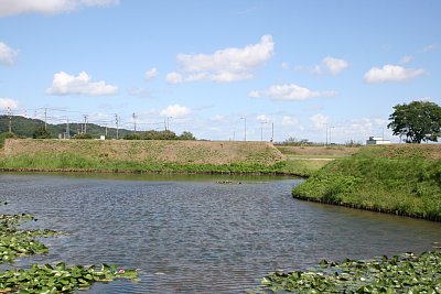 本丸の周囲の土塁は極めて大きいものです