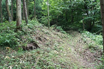 土塁が登城道を守っています