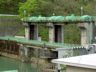 右岸上流から堤体