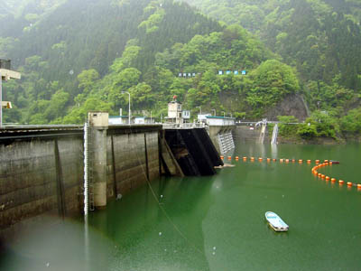 上流左岸側から見た堤体