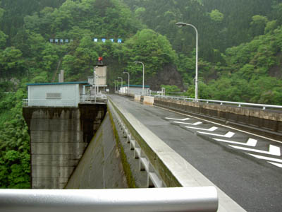天端上は国道303号線です