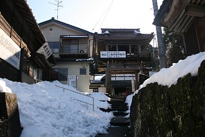 願慶寺正門と参道