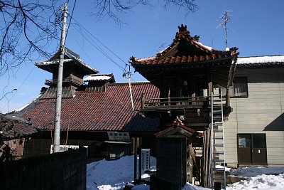 太鼓楼と願慶寺正門