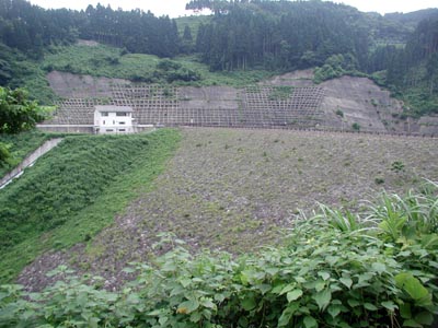左岸下流側から堤体を望む