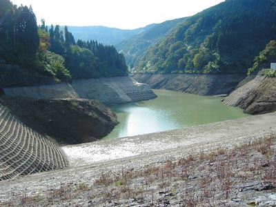 ダム湖は水が少ない
