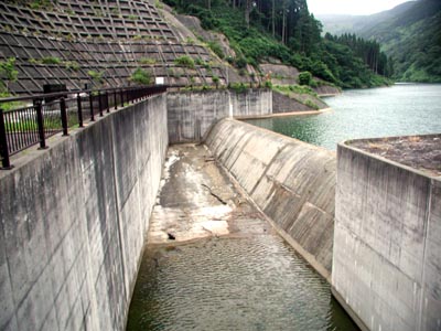 自由越流式洪水吐